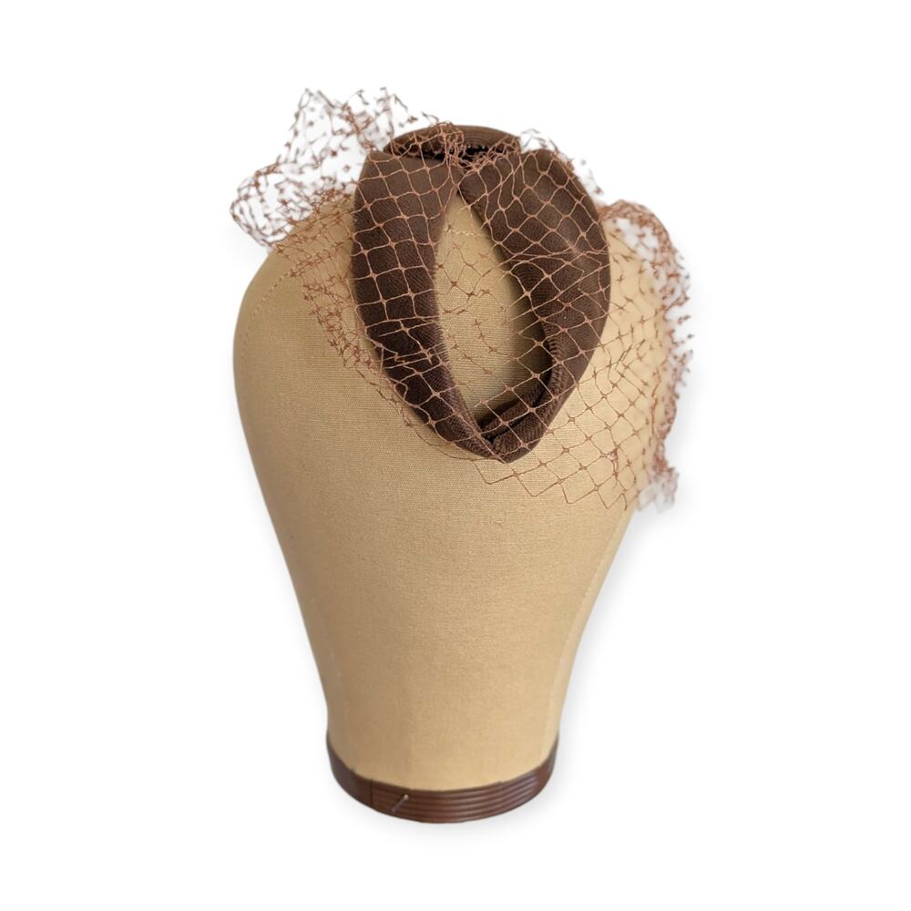 Elegant Vintage Brown Velvet Fascinator with Birdcage Lace Button Detail - Picture 4 of 7